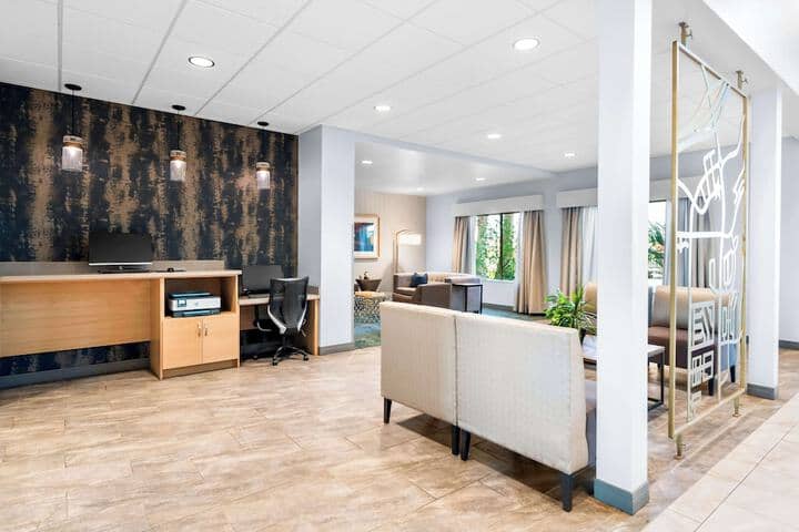 Business Center 45 of 47